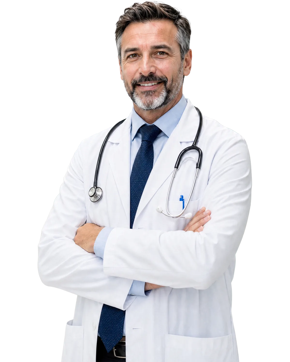 Medico sorridente in camice bianco con lo stetoscopio, a braccia conserte